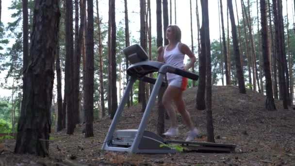 Junge Frau Läuft Auf Laufband Wald — Stockvideo