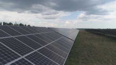 Havadan. Güneş panellerinin üzerinde uçmak bitki üretmek