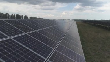 Havadan. Güneş panellerinin üzerinde uçmak bitki üretmek