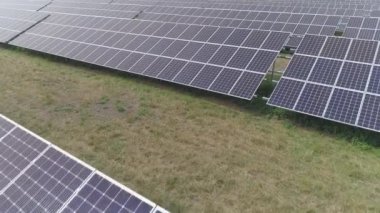 Havadan. Güneş panellerinin üzerinde uçmak bitki üretmek