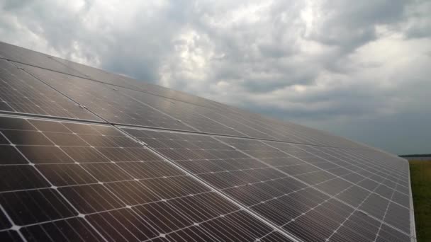 Nuages Volant Dessus Des Panneaux Solaires Générant Centrale Temps Écoulé — Video