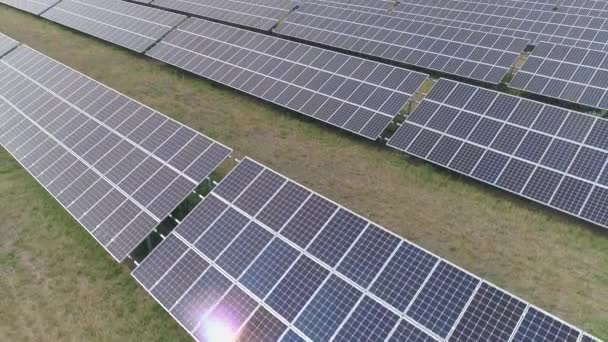 Luchtfoto Vliegen Boven Zonnepanelen Productie Installatie — Stockvideo