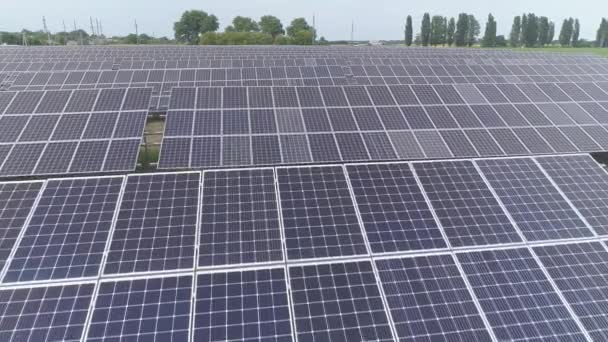 Aéreo Voando Acima Dos Painéis Solares Gerando Planta — Vídeo de Stock