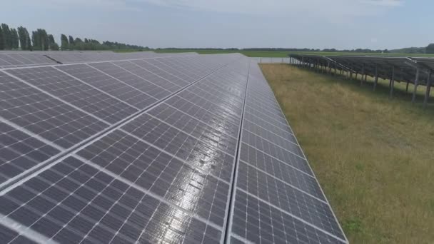 飞越太阳能电池板发电厂 — 图库视频影像