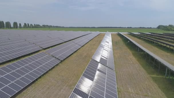 Aéreo Voando Acima Dos Painéis Solares Gerando Planta — Vídeo de Stock