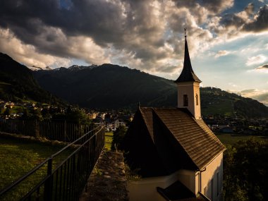 Avusturya, Kaprun 'da günbatımında muhteşem Alp dağları. Yerel Kaprun Şapeli manzaralı. Ulusal park Hohe Tauern.