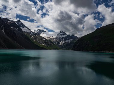 Kaprun, Avusturya, Avrupa yakınlarındaki Mooserboden 'da manzara. Ulusal park Hohe Tauern. Üzerinde inanılmaz renkli su ve buzullar olan büyüleyici bir göl. Tatil için en sevilen yer.