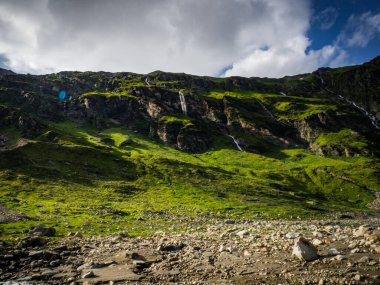 Avusturya 'nın başkenti Kaprun yakınlarındaki Hohe Tauern Ulusal Parkı' ndaki büyük şelaleler, vahşi nehirler ve resimli Alpler çayırlarının büyüleyici manzarası..