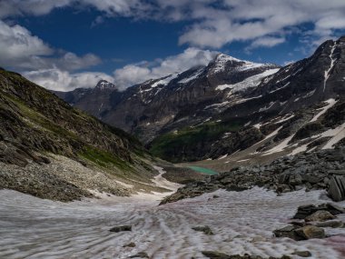 Avusturya Alpleri 'nin zirveleri ve buzulları, Hohe Tauern Parkı. Resimli ve güzel bir sahne, kara bulutlarla dolu, kar ve huzur dolu. Güzel bir şehir olan Kaprun, Avusturya, Avrupa.