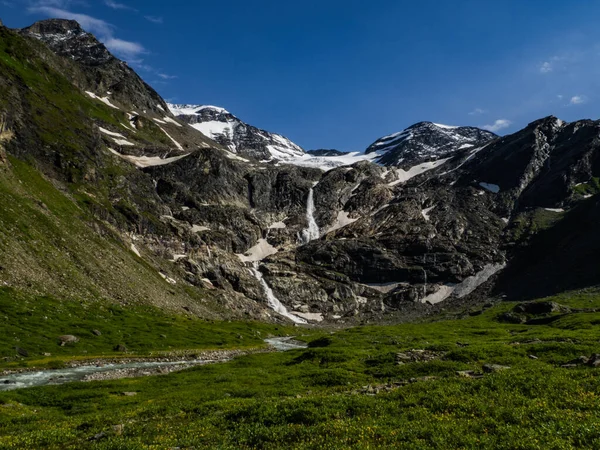 Encantador Paisaje Grandes Cascadas Ríos Salvajes Pintorescos Prados Los Alpes — Foto de Stock