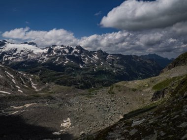 Avusturya Alpleri 'nin zirveleri ve buzulları, Hohe Tauern Parkı. Resimli ve güzel bir sahne, kara bulutlarla dolu, kar ve huzur dolu. Enzingerboden, Avusturya, Avrupa.