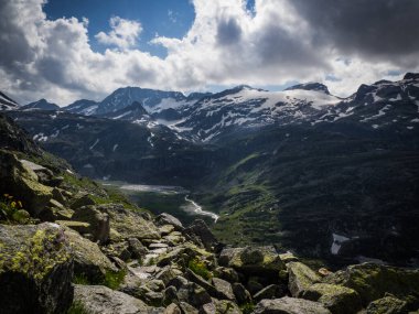 Avusturya Alpleri 'nin zirveleri ve buzulları, Hohe Tauern Parkı. Resimli ve güzel bir sahne, kara bulutlarla dolu, kar ve huzur dolu. Enzingerboden, Avusturya, Avrupa.