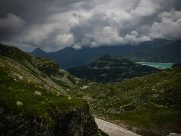 Avusturya Alpleri 'nin zirveleri ve buzulları, Hohe Tauern Parkı. Resimli ve güzel bir sahne, kara bulutlar ve ruhun huzuruyla dolu. Berghotel Rudolfshtte yakınlarında, Avusturya, Avrupa.