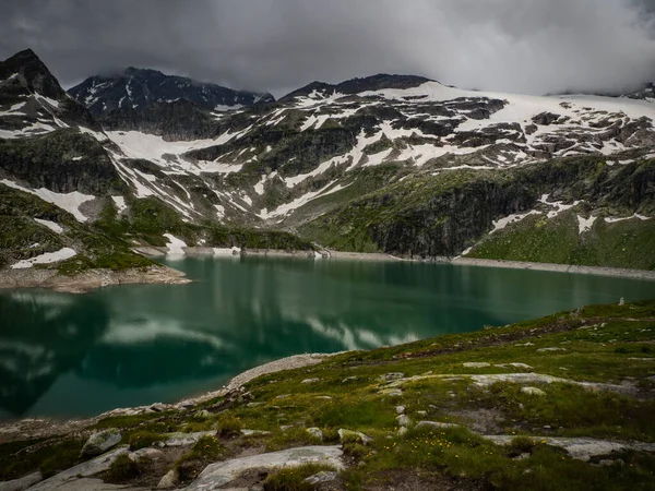 Weiss 'e ilişkin manzara Enzingerboden, Avusturya, Avrupa yakınlarında. Ulusal park Hohe Tauern. Üzerinde inanılmaz renkli su ve buzullar olan büyüleyici bir göl. Tatil için en sevilen yer.