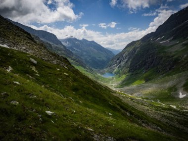 Kalser Tauern yolu üzerindeki Alp Vadisi manzaralı küçük ve güzel şehir Kals, Avusturya, Avrupa. Ulusal park Hohe Tauern. Alplerin göbeğinde aile tatilleri için en sevilen yer..