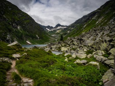 Dorfer 'la Alp Vadisi' nin manzarası Kalser Tauern 'in karşısında küçük ve güzel şehir Kals, Avusturya, Avrupa yakınlarında. Ulusal park Hohe Tauern. Aile tatilleri için en sevilen yer.