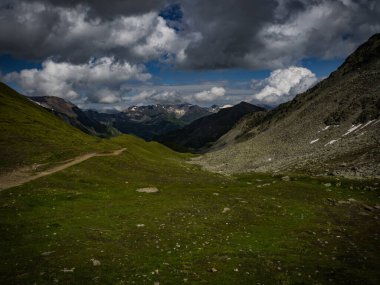 Avusturya Alpleri 'nin zirveleri, vadileri ve buzulları, Hohe Tauern parkı için harika manzaralar. Kals am Grossglockner, Avusturya, Avrupa yakınlarında karanlık bulutlarla dolu büyüleyici ve güzel bir manzara..