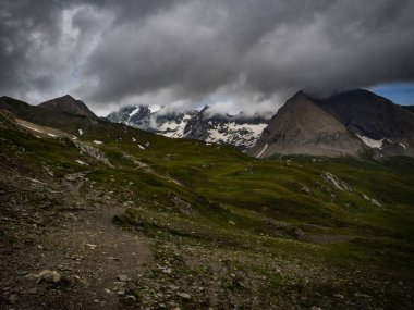 Avusturya Alpleri 'nin zirveleri, vadileri ve buzulları, Hohe Tauern parkı için harika manzaralar. Kals am Grossglockner, Avusturya, Avrupa yakınlarında karanlık bulutlarla dolu büyüleyici ve güzel bir manzara..