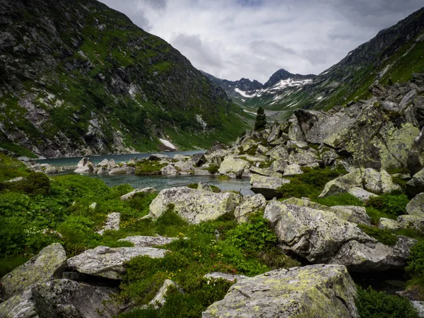 Schöner Blick Ins Alpental Mit Dorfer See Auf Dem Weg — Stockfoto