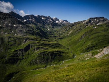 Avusturya Alpleri 'nin zirveleri, vadileri ve buzulları, Hohe Tauern parkı için harika manzaralar. Güzel şehir Kals am Grossglockner, Avusturya, Avrupa 'nın yakınlarındaki muhteşem otlaklarla büyüleyici ve güzel bir manzara..