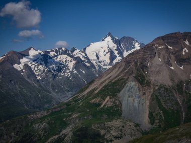 Avusturya 'nın en yüksek dağına dramatik ve büyüleyici bir manzara, buzulları karla kaplı Grossglockner. Hohe Tauern Ulusal Parkı, küçük ve şehir Heiligenblut, Avusturya, Avrupa.