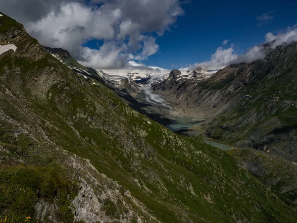 Yüksek Dağın Altındaki Vadiye Iyi Manzara Grossglockner Dağının Altında Kar — Stok fotoğraf