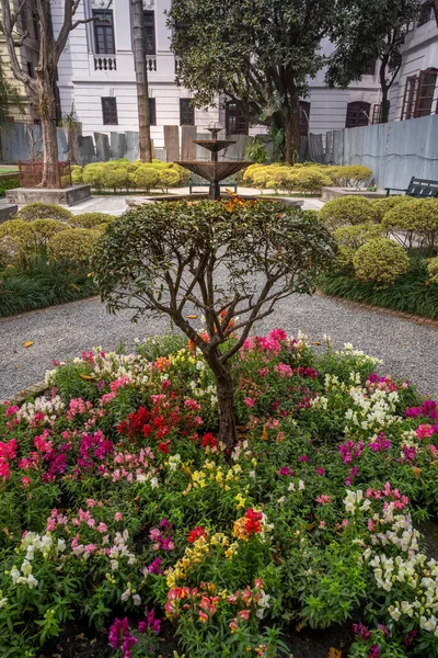 Nepal Katmandu 'daki hayaller bahçesinin sakin manzarası. Taş yolları, çeşmeleri, çiçek açan ağaçları ve sakin bir kaçış sunan zarif klasik mimarisi olan güzel manzaralı bir bahçe..