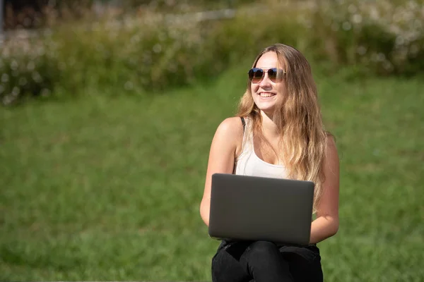 Portret Ślicznej Uśmiechniętej Nastolatki Pracującej Laptopie Zielonym Tłem — Zdjęcie stockowe