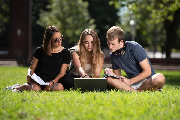 Três Estudantes Universitários Aprendendo Trabalhando Juntos Com Laptop Enquanto Sentados — Fotografia de Stock