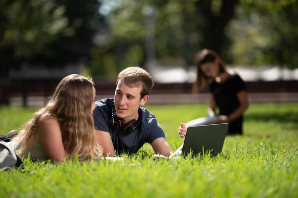 Par Estudantes Universitários Conversando Deitado Chão Parque Campus — Fotografia de Stock