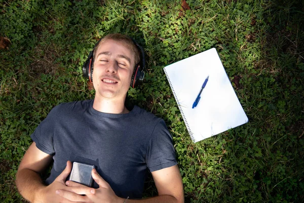 Jovem Loiro Deitado Chão Fazendo Uma Pausa Ouvindo Música Com — Fotografia de Stock