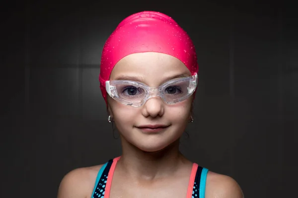 Κοντινό Πορτραίτο Ενός Μικρού Χαμογελαστού Κολυμβητή Κοριτσιού Σκούρο Φόντο — Φωτογραφία Αρχείου