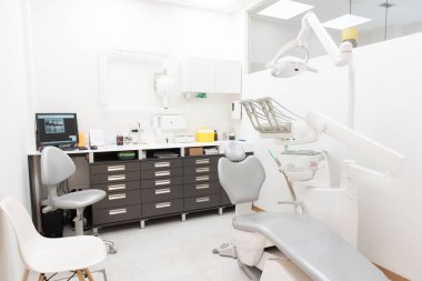 Beyaz, boş bir dişçi kliniği.