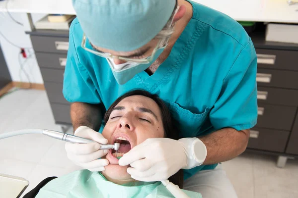 Zenithal Widok Dentysty Dokonywania Podstawowej Kontroli Kobiety Pacjenta — Zdjęcie stockowe