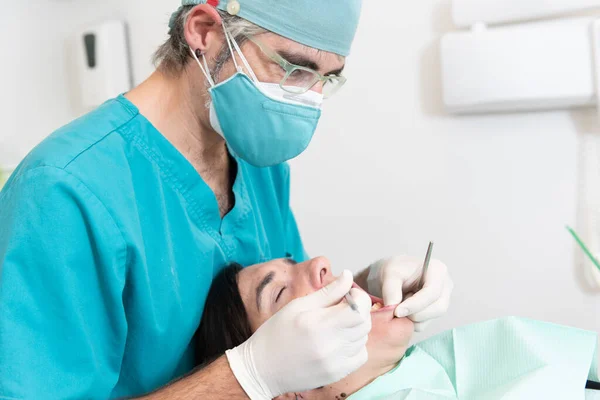 牙科医生对一名女病人进行基本检查 — 图库照片