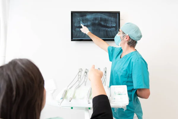 牙科医生使用数码X光摄影向病人解释某事 — 图库照片