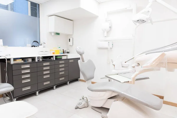 一间白色的空牙科诊所办公室 — 图库照片