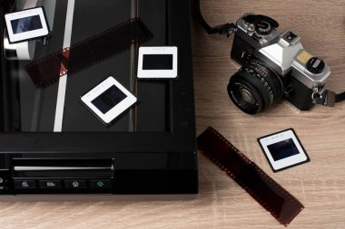 Fotoğraflar dijitalleştirme işlemi. Eski bir kamera, birkaç negatif ve saydamlık ve bir tarayıcı..