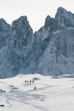 Fransa 'nın Chamonix kenti yakınlarındaki Mont Blanc' ta, Arjantin buzulunda kar yağan kış manzarası. Alp çevresi, kaya duvarları buzla kaplı..