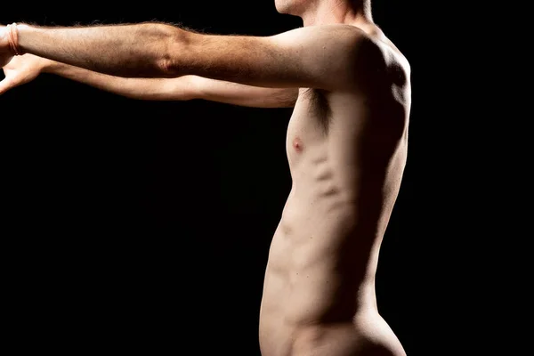 一个肌肉裸男的侧面视图 他有后遗症和索多索症 是由于Pectus Excavatum或下陷的胸部 椎体柱的不良姿势 — 图库照片