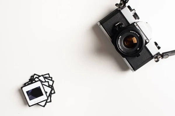 Cámara Fotográfica Vintage Una Pila Transparencias Blanco Con Espacio Para — Foto de Stock