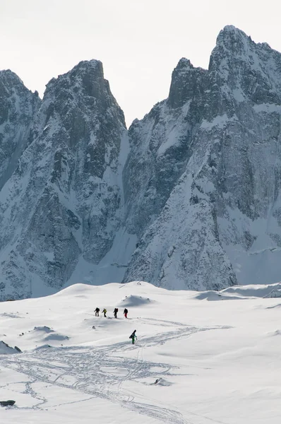 Fransa 'nın Chamonix kenti yakınlarındaki Mont Blanc' ta, Arjantin buzulunda kar yağan kış manzarası. Alp çevresi, kaya duvarları buzla kaplı..