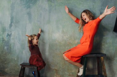 Genç Anne ve kızı aynı elbiseler eğleniyor