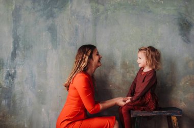 Genç Anne ve kızı aynı elbiseler eğleniyor