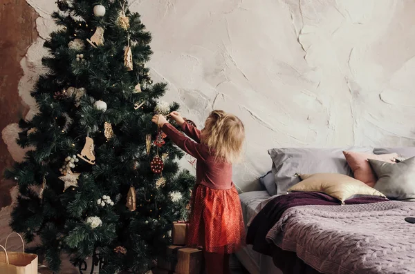 Hermosa Niña Vestido Rojo Decorando Árbol Navidad Habitación Acogedora —  Fotos de Stock