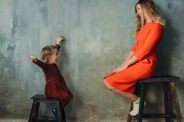 Jovem Mãe Sua Filha Nos Mesmos Vestidos Divertindo — Fotografia de Stock