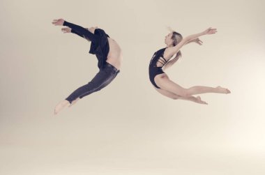 boş arka plan üzerinde genç acrobat şehvetli dansçılar 