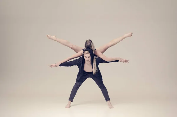 Jovens Acrobata Dançarinos Sensuais Fundo Vazio — Fotografia de Stock
