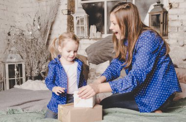 Anne ve kızı aynı giysileri gülen ve açılış Noel hediyeleri 