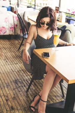 Kafede polka dot elbiseli Genç şehvetli kadın